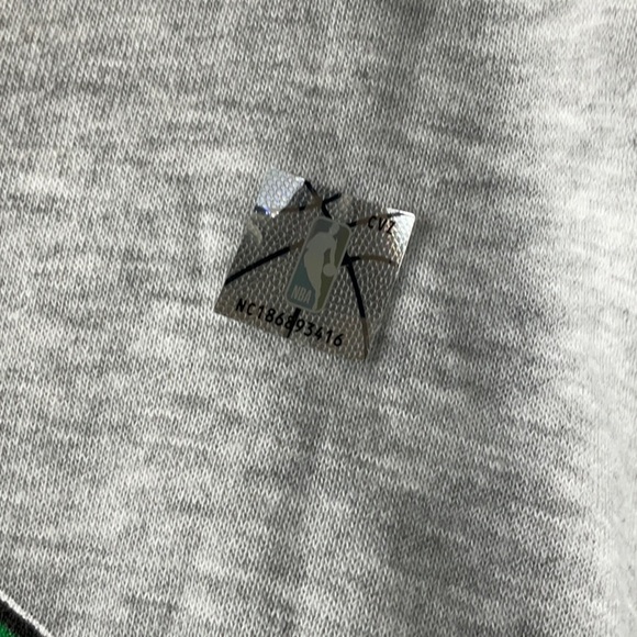 NBA Boston Celtics 2024 Champions Womens Cropped Hooded Sweatshirt Size L - Picture 4 of 7